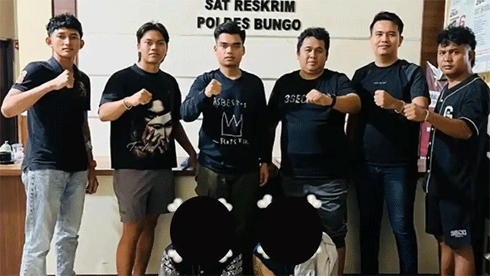 Dua pria ditangkap setelah melakukan perampokan terhadap seorang nenek berusia 63 tahun di travel Bungo menuju Merangin, Senin (18/5/2026). 