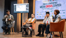 Pegiat HAM dan Kemanusiaan Wanda Hamidah bersama CEO Rumah Zakat Irvan Nugraha, Ketua Pengurus Dompet Dhuafa Ahmad Juwaini, dan Koordinator Media Center GPCI Harfin menyampaikan keterangan pers di Jakarta, Senin (18/5/2026). Foto: Rakha Raditya Yahya/ANTARA FOTO