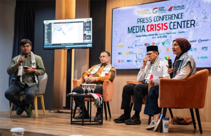 Pegiat HAM dan Kemanusiaan Wanda Hamidah bersama CEO Rumah Zakat Irvan Nugraha, Ketua Pengurus Dompet Dhuafa Ahmad Juwaini, dan Koordinator Media Center GPCI Harfin menyampaikan keterangan pers di Jakarta, Senin (18/5/2026). Foto: Rakha Raditya Yahya/ANTARA FOTO