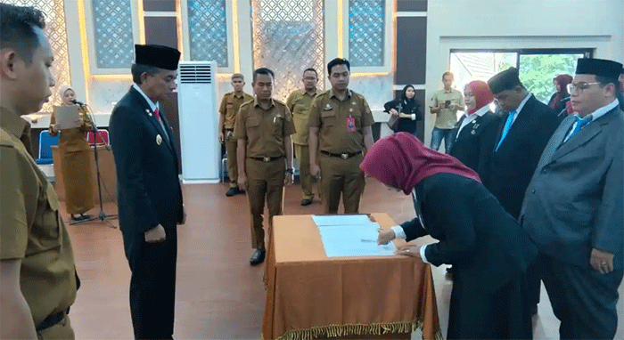 Bupati Muaro Jambi, Bambang Bayu Susesno, dan Wakil Bupati Junaidi Mahir melantik 183 kepala sekolah (kepsek), Senin (18/5/2026). 
