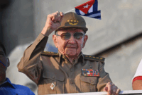 Mantan Presiden Kuba Raul Castro mengibarkan bendera nasional Kuba dalam peringatan Hari Buruh Internasional (May Day) di Alun-Alun Revolusi Havana, Kuba (1/5/2025). Foto: Yamil Lage/AFP