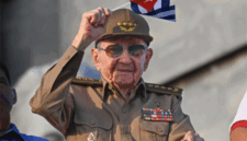 Mantan Presiden Kuba Raul Castro mengibarkan bendera nasional Kuba dalam peringatan Hari Buruh Internasional (May Day) di Alun-Alun Revolusi Havana, Kuba (1/5/2025). Foto: Yamil Lage/AFP