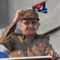 Mantan Presiden Kuba Raul Castro mengibarkan bendera nasional Kuba dalam peringatan Hari Buruh Internasional (May Day) di Alun-Alun Revolusi Havana, Kuba (1/5/2025). Foto: Yamil Lage/AFP