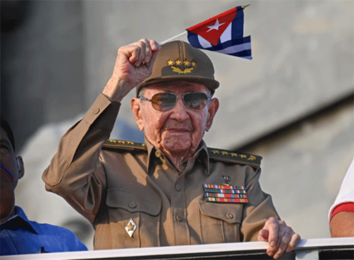 Mantan Presiden Kuba Raul Castro mengibarkan bendera nasional Kuba dalam peringatan Hari Buruh Internasional (May Day) di Alun-Alun Revolusi Havana, Kuba (1/5/2025). Foto: Yamil Lage/AFP