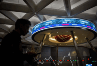 Pengunjung melintas di depan layar yang menampilkan pergerakan Indeks Harga Saham Gabungan (IHSG) di Bursa Efek Indonesia, Jakarta, Jumat (24/4/2026). Foto: Putra M. Akbar/ANTARA FOTO 