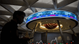 Pengunjung melintas di depan layar yang menampilkan pergerakan Indeks Harga Saham Gabungan (IHSG) di Bursa Efek Indonesia, Jakarta, Jumat (24/4/2026). Foto: Putra M. Akbar/ANTARA FOTO 