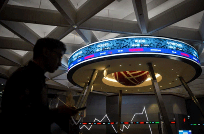 Pengunjung melintas di depan layar yang menampilkan pergerakan Indeks Harga Saham Gabungan (IHSG) di Bursa Efek Indonesia, Jakarta, Jumat (24/4/2026). Foto: Putra M. Akbar/ANTARA FOTO 