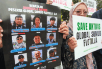 Pengunjuk rasa membentangkan poster dalam aksi solidaritas untuk jurnalis dan aktivis GSF 2.0 di Surabaya, Jawa Timur, Kamis (21/5/2026).  Foto: Didik Suhartono/ANTARA FOTO