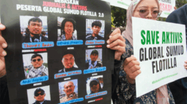 Pengunjuk rasa membentangkan poster dalam aksi solidaritas untuk jurnalis dan aktivis GSF 2.0 di Surabaya, Jawa Timur, Kamis (21/5/2026).  Foto: Didik Suhartono/ANTARA FOTO