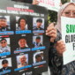 Pengunjuk rasa membentangkan poster dalam aksi solidaritas untuk jurnalis dan aktivis GSF 2.0 di Surabaya, Jawa Timur, Kamis (21/5/2026).  Foto: Didik Suhartono/ANTARA FOTO