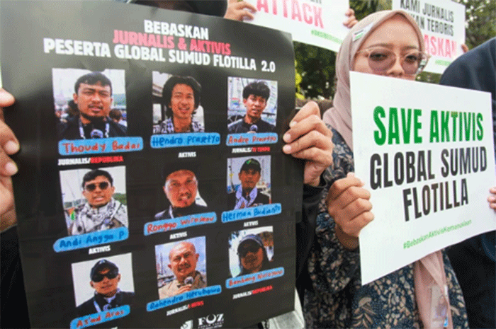 Pengunjuk rasa membentangkan poster dalam aksi solidaritas untuk jurnalis dan aktivis GSF 2.0 di Surabaya, Jawa Timur, Kamis (21/5/2026).  Foto: Didik Suhartono/ANTARA FOTO