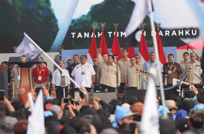 Presiden Prabowo tiba di panggung utama perayaan Hari Buruh di Monas, Jakarta, Jumat (1/5/2026). Foto: Jamal Ramadhan/kumparan