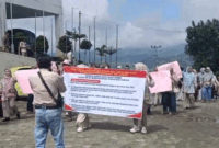 Warga Desa Semerah demo desa bupati copot kades.