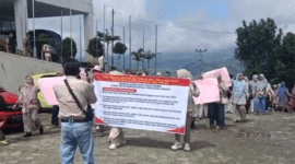 Warga Desa Semerah demo desa bupati copot kades.