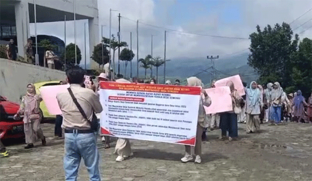 Warga Desa Semerah demo desa bupati copot kades.