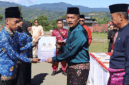 Bupati Kerinci Monadi  Menyerahkan SK PNS Kerinci Formasi 2024.