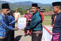 Bupati Kerinci Monadi  Menyerahkan SK PNS Kerinci Formasi 2024.