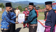 Bupati Kerinci Monadi  Menyerahkan SK PNS Kerinci Formasi 2024.