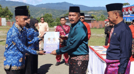Bupati Kerinci Monadi  Menyerahkan SK PNS Kerinci Formasi 2024.
