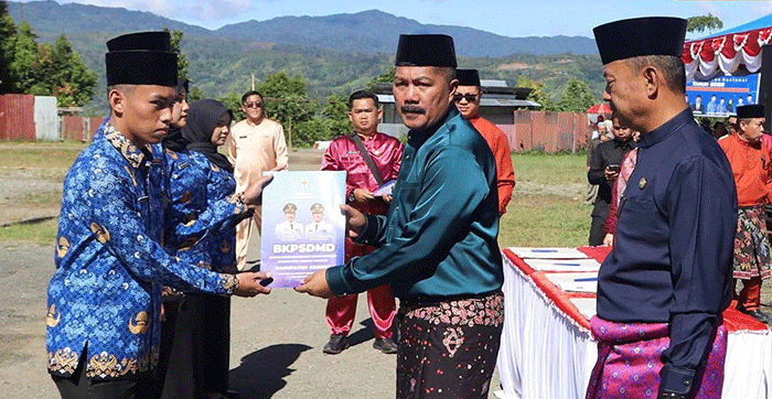 Bupati Kerinci Monadi  Menyerahkan SK PNS Kerinci Formasi 2024.