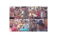 Wako Sungai Penuh Alfin, wawako Azhar dan Sekretaris Alpian, menyerahkan bantuan bantuan bagi warga korban musibah kebakaran di Desa koto tinggi kecamaran Sungai Bungkal,jum'at 8 April 2026.