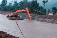 Proses normalisasi Sungai Batang Merao menggunakan alat berat 