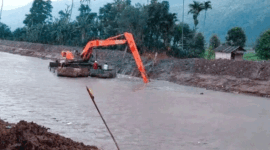 Proses normalisasi Sungai Batang Merao menggunakan alat berat 