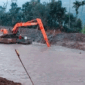 Proses normalisasi Sungai Batang Merao menggunakan alat berat 