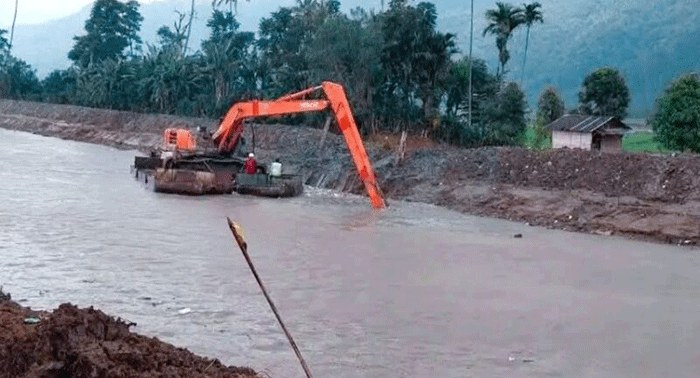 Proses normalisasi Sungai Batang Merao menggunakan alat berat 