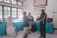 Kabid Pelayanan Pendaftaran Penduduk, Meri Sumarni, S.Sos, mendampingi pelayanan administrasi kependudukan di Dukcapil Sungai Penuh selama libur nasional dan cuti bersama 14–15 Mei 2026.
