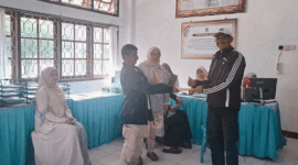 Kabid Pelayanan Pendaftaran Penduduk, Meri Sumarni, S.Sos, mendampingi pelayanan administrasi kependudukan di Dukcapil Sungai Penuh selama libur nasional dan cuti bersama 14–15 Mei 2026.

