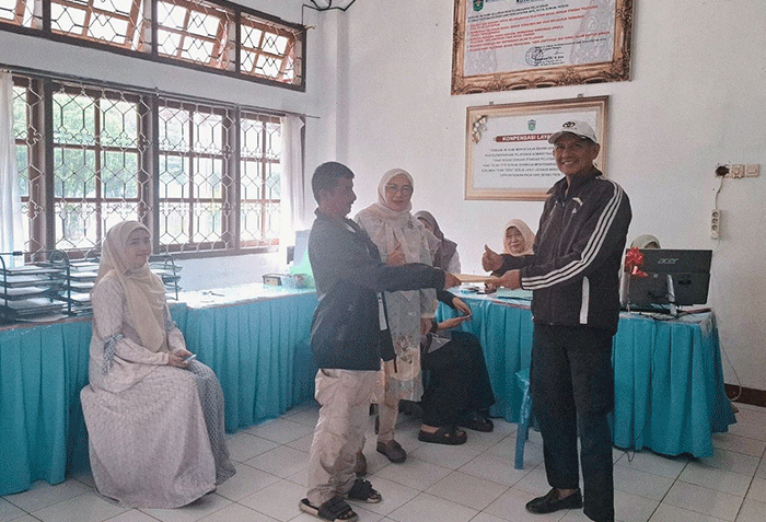 Kabid Pelayanan Pendaftaran Penduduk, Meri Sumarni, S.Sos, mendampingi pelayanan administrasi kependudukan di Dukcapil Sungai Penuh selama libur nasional dan cuti bersama 14–15 Mei 2026.
