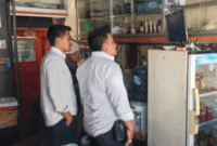 Polisi mengumpulkan keterangan dari saksi yang berada di sekitar area toko.
