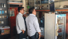 Polisi mengumpulkan keterangan dari saksi yang berada di sekitar area toko.