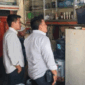 Polisi mengumpulkan keterangan dari saksi yang berada di sekitar area toko.