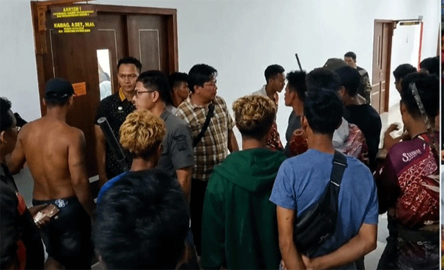 Ratusan warga SAD demo di kantor Bupati Merangin.