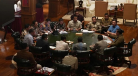 Presiden RI Prabowo Subianto pimpin rapat terbatas bersama sejumlah  menteri yang dipanggil menggelar 
