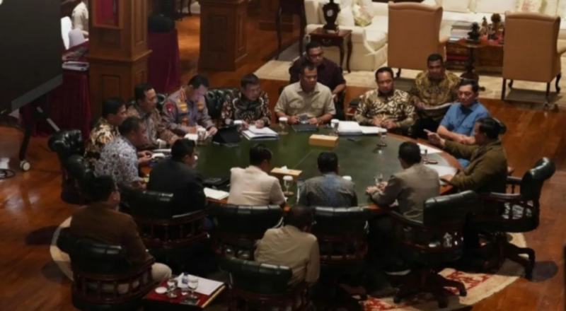 Presiden RI Prabowo Subianto pimpin rapat terbatas bersama sejumlah  menteri yang dipanggil menggelar 