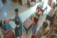 Rekaman CCTV detik detik menatu mau menghabiskan  nyawa korban mertuanya sendiri yang ingin menguasai hartanya.bersama empat rekannya.