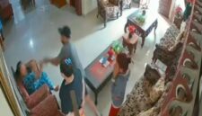 Rekaman CCTV detik detik menatu mau menghabiskan  nyawa korban mertuanya sendiri yang ingin menguasai hartanya.bersama empat rekannya.