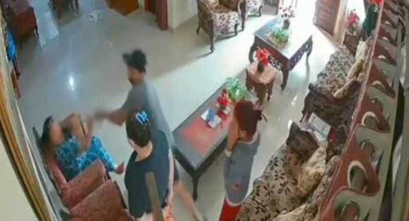 Rekaman CCTV detik detik menatu mau menghabiskan  nyawa korban mertuanya sendiri yang ingin menguasai hartanya.bersama empat rekannya.