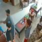 Rekaman CCTV detik detik menatu mau menghabiskan  nyawa korban mertuanya sendiri yang ingin menguasai hartanya.bersama empat rekannya.