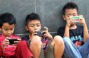 Orang tua untuk tidak lagi bersikap pasif. Pemahaman terhadap penggunaan media sosial kini menjadi hal krusial demi melindungi tumbuh kembang anak, baik secara mental maupun emosional.