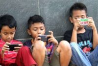 Orang tua untuk tidak lagi bersikap pasif. Pemahaman terhadap penggunaan media sosial kini menjadi hal krusial demi melindungi tumbuh kembang anak, baik secara mental maupun emosional.