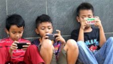 Orang tua untuk tidak lagi bersikap pasif. Pemahaman terhadap penggunaan media sosial kini menjadi hal krusial demi melindungi tumbuh kembang anak, baik secara mental maupun emosional.