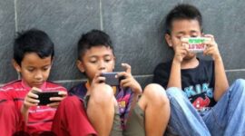 Orang tua untuk tidak lagi bersikap pasif. Pemahaman terhadap penggunaan media sosial kini menjadi hal krusial demi melindungi tumbuh kembang anak, baik secara mental maupun emosional.