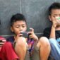 Orang tua untuk tidak lagi bersikap pasif. Pemahaman terhadap penggunaan media sosial kini menjadi hal krusial demi melindungi tumbuh kembang anak, baik secara mental maupun emosional.