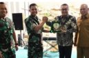 Dandrem 042 Garu Putih, Brjen TNI Nyamin, S.I.P., M.M., beserta rombongan disambut langsung oleh Wali Kota Sungai Penuh Alfin, SH, didampingi Wakil Wali Kota Azhar Hamzah, pertemuan Penuh kedua belah pihak menyerahkan plakat.
