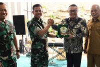 Dandrem 042 Garu Putih, Brjen TNI Nyamin, S.I.P., M.M., beserta rombongan disambut langsung oleh Wali Kota Sungai Penuh Alfin, SH, didampingi Wakil Wali Kota Azhar Hamzah, pertemuan Penuh kedua belah pihak menyerahkan plakat.