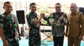 Dandrem 042 Garu Putih, Brjen TNI Nyamin, S.I.P., M.M., beserta rombongan disambut langsung oleh Wali Kota Sungai Penuh Alfin, SH, didampingi Wakil Wali Kota Azhar Hamzah, pertemuan Penuh kedua belah pihak menyerahkan plakat.